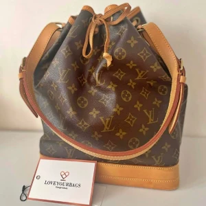 Louis Vuitton väska  - Säljer denna fina då den tyvärr får hänga i garderoben lite mer än vad den förtjänar!   • Modell: Noé Monogram Canvas • Datecode/chip: AR0050 • Skick: Fint men syns att väskan är använd • Kvitto: Kvitto från loveyourbags • Äkthetsintyg: Ja • Pris: 9500 