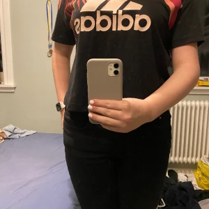 tröja med tryck - en t shirt med tryck från adidas 