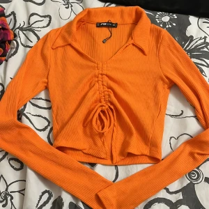 Orange söt tröja  - En helt oanvänd jättesnygg tröja med cool modell. Köparen står för frakten ❤️