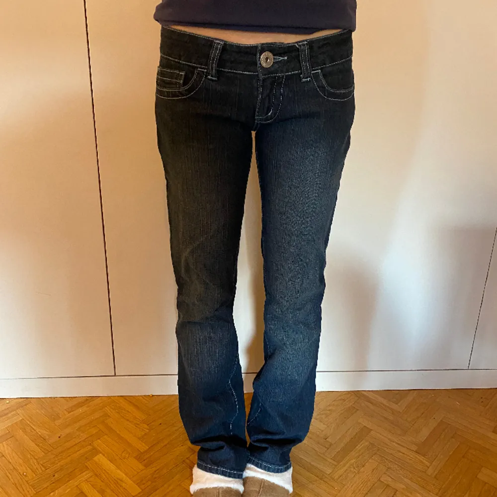 Lågmidjade jeans från GUESS, passar 34/36❤️. Jeans & Byxor.