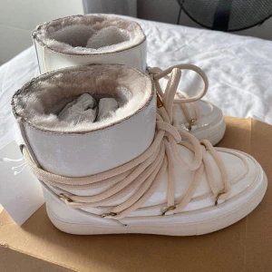 Inuikii vinterskor - Säljer dessa vita Inuikii vinterskor i storlek 39! Inte använda och lappar och låda finns kvar! Köparen står för frakt!💓Pris är inte bestämt så hör gärna av er om ni är intresserade!