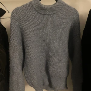 Blå tröja  - Blå tröja, perfekt för vintern. Skulle säga att den passar XS-S då den e lite oversized 
