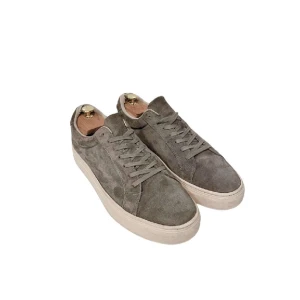 Vagabond paul 2.0 - Ett par vagabond skor i helt okej skick, har använts under en dryg sommar.  Storlek: 43  Nypris: 1300 kr  Obs! den vänstra skon har en liten oljefläck fram på skon, därav priset.