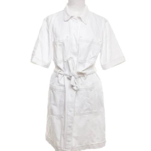 Jeans klänning  - Säljer denna otroliga jeans klänning från Gina tricot. Jag skickar gärna fler bilder på den! 