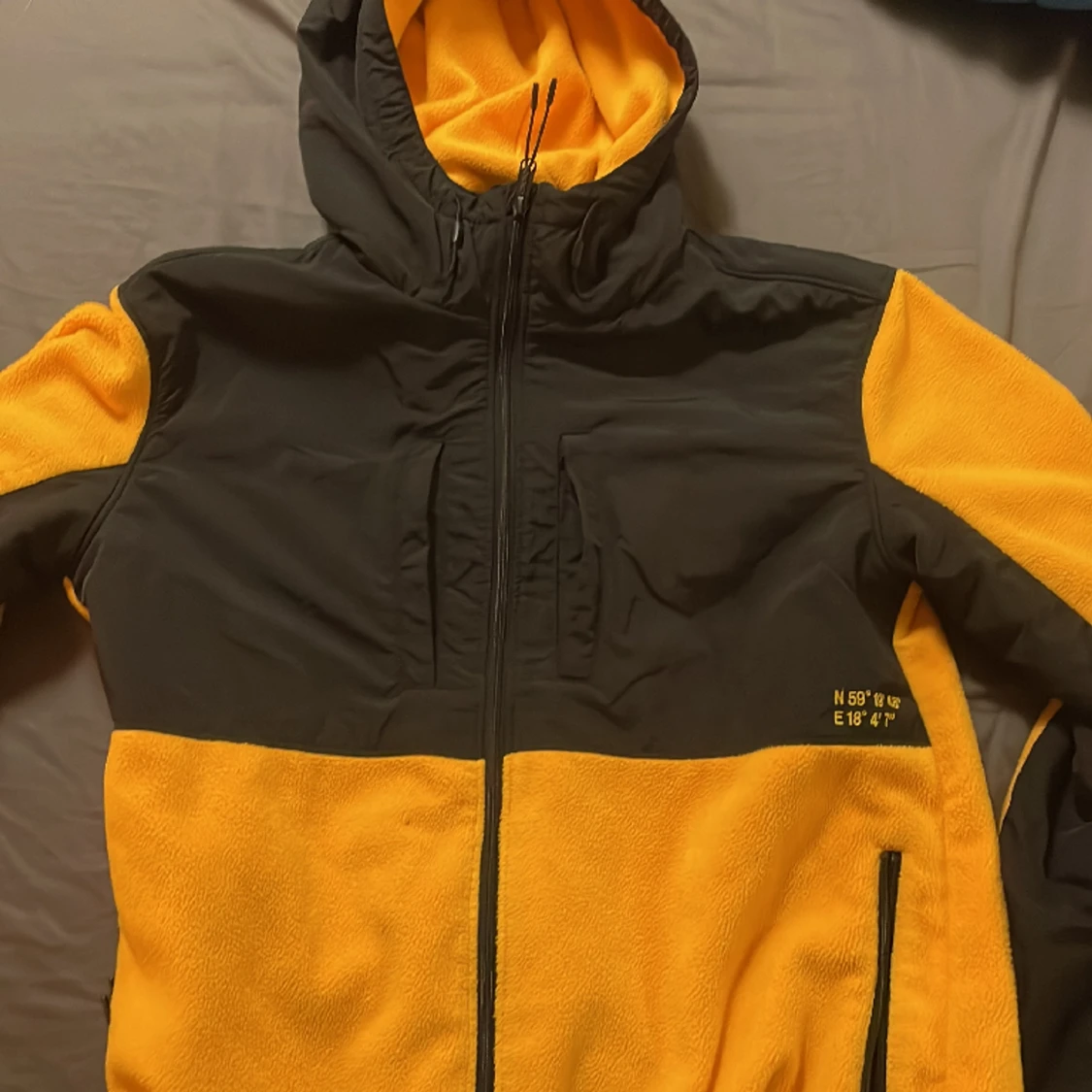 Svart och gul divided jacka - 90