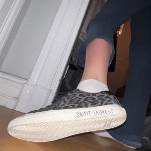 Saint Laurent skor - Ysl skor storlek 37. Använda endast 1 gång, otrolig sko för att fräscha upp garderoben. Kommer med allt original! 