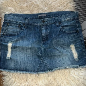 Jeanskjol - Fin kjol med slitningar i storlek M!! Säljer för att den tyvärr inte passar mig längre.. Skriv för mått!💙💙