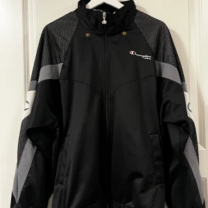 Champion kofta  - Vintage champion kofta i storlek L. Väldigt bra skick. Har ni frågor är det bara att skriva! 