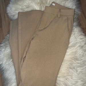 Only kostymbyxor strl S beige - Som nya, pris kan diskuteras.