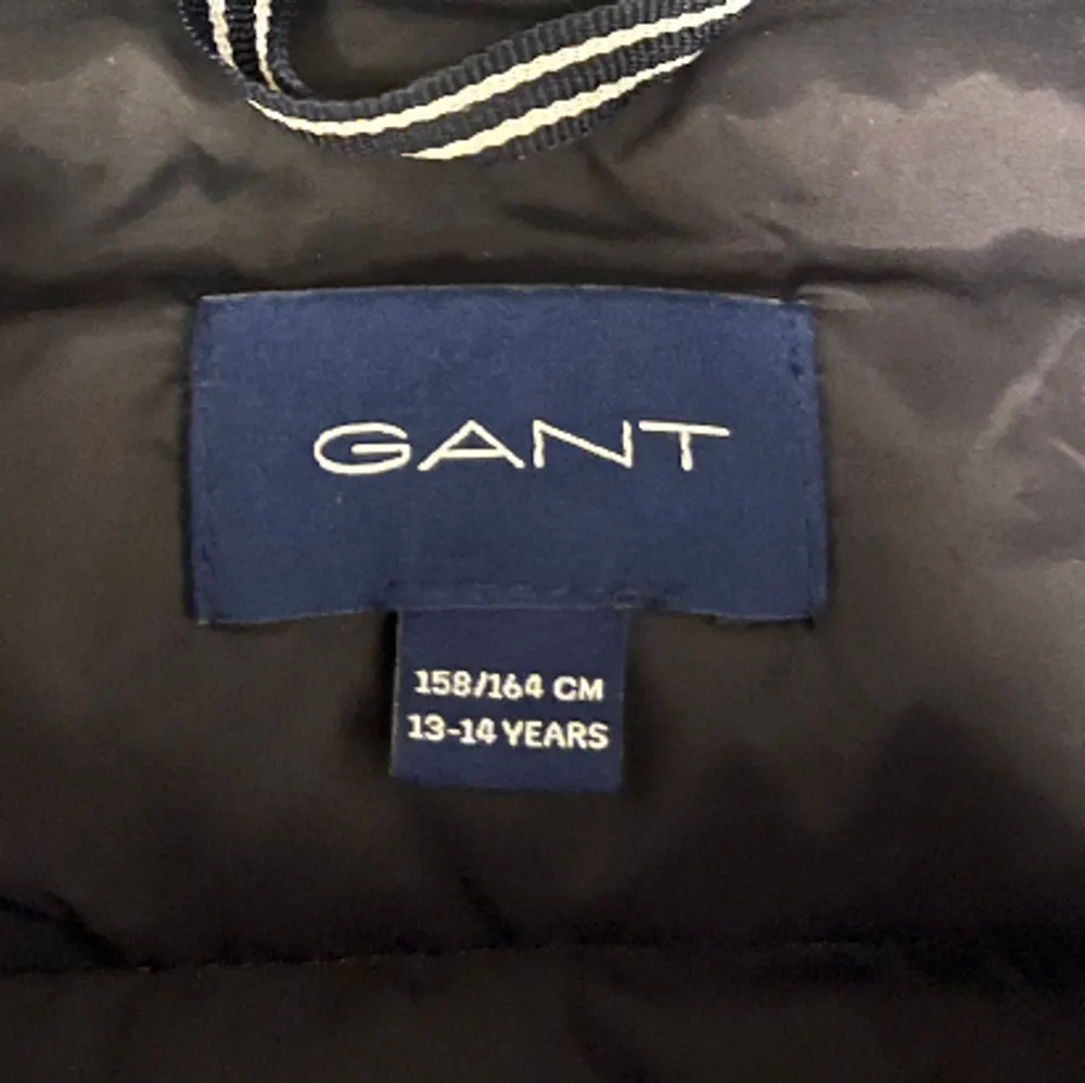 Säljer nu min Gant vinterjacka som har blivit lite för liten. Äkta jacka. Inget fel på den och inte använd så många gånger. 10/10 i skick. Den är stor i storlek. . Jackor.