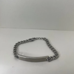 Armband i rostfritt stål - Oanvänt skick 5/5 Nypris: 699kr Storlek: Delvis justerbart