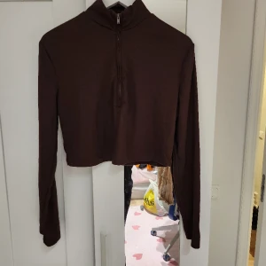 Croppad brun shirt i stl L  - Ganska tunn tyg och kort. I bra skick 