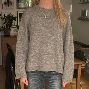 stickad tröja  - mysig grå stickad tröja i fint skick, köp gärna med ”köp nu”💞