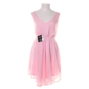 Fin rosa klänning med öppen rygg st 38 - Jättefin rosa klänning med öppen rygg och rosettknyt baktill. Endast provad, i nyskick! (lapparna borttagna). Kan hämtas i Västerhaninge eller skickas mot frakt. Storlek 38