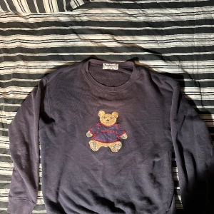 Burberry Tjocktröja Björn - bra använt skick, strl M