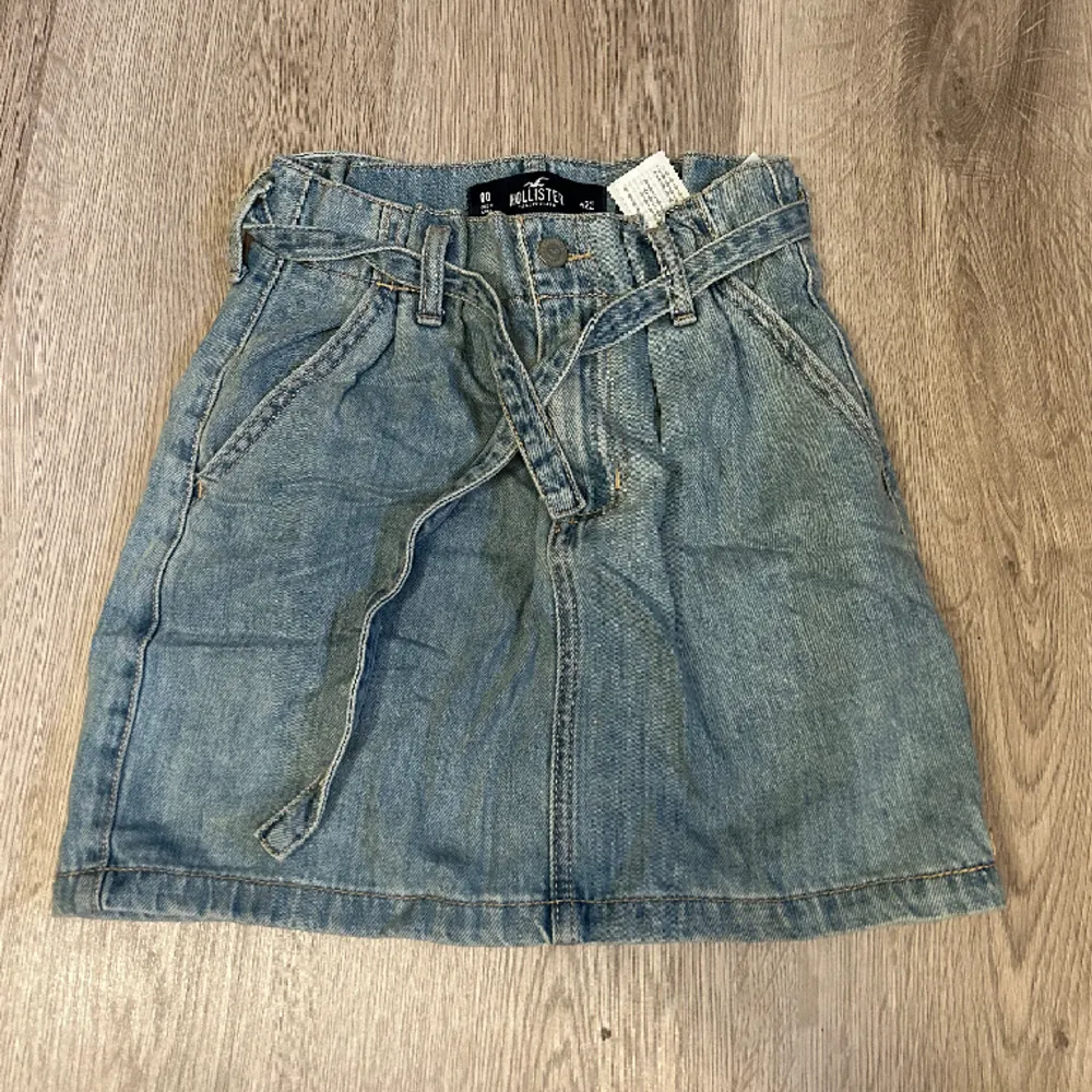 Jeanskjol från hollister i gott skick. köp via köp nu eller kom privat!🖤. Kjolar.