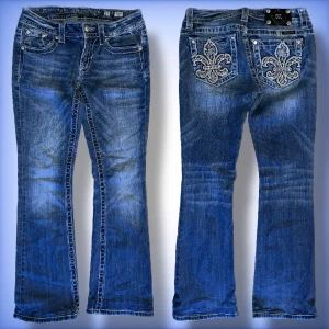 Miss me Jeans - Ett par jätte fina unika bootcut, och lågmidjade miss me jeans i ett jätte fint skick! Kom privat och hör av dig om du har frågor!☺️💙