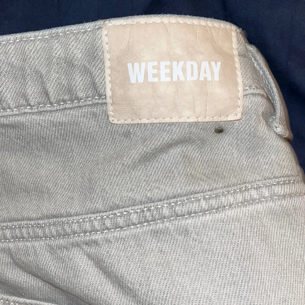 Hej säljer nu dessa Weekday byxor, då dom är för stora för mig!. Jeans & Byxor.