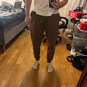 Mjukisbyxor från hm - Mjukisbyxor från hm i bra skick Skriv ifall av frågor Kan även skicka fler bilder⚡️