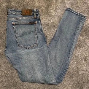 Nudie Jeans - Säljer dessa sköna nudie jeans i storlek 34/32. Sitter mer som 32/32. Tveka inte att skicka iväg ett meddelande vid minsta fundering🤝