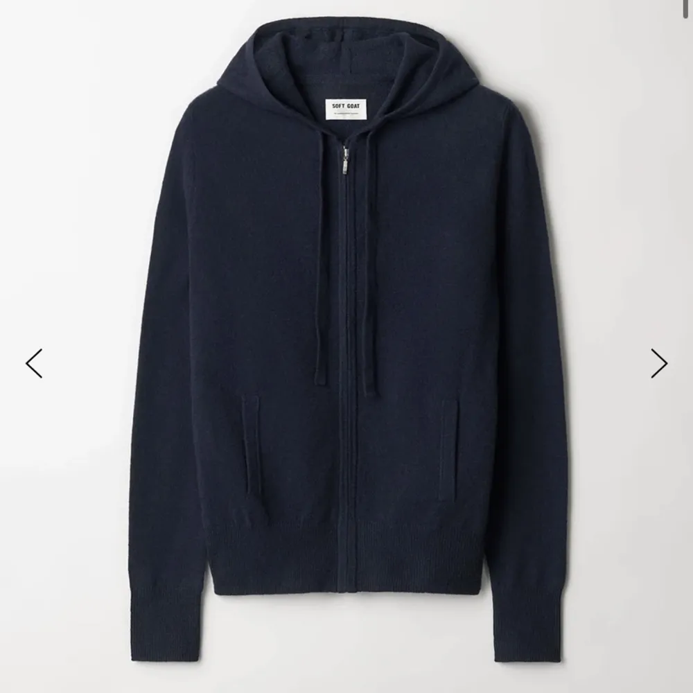 Blå zip hoodie i cashmere från Softgoat, bra skick🩷nypris 2500kr. Kan tänka mig att sänka priset vid snabb affär🌟. Tröjor & Koftor.