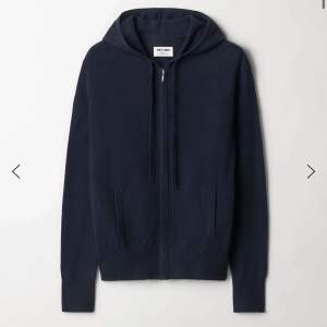Blå zip hoodie i cashmere från Softgoat, bra skick🩷nypris 2500kr. Kan tänka mig att sänka priset vid snabb affär🌟