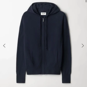 Softgoat Zip hoodie - Blå zip hoodie i cashmere från Softgoat, bra skick🩷nypris 2500kr. Kan tänka mig att sänka priset vid snabb affär🌟
