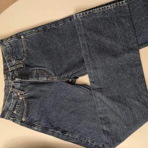 Världens snyggaste mörka raka jeans från HOPE som tyvärr aldrig kommit till användning då de är för små. Modellen heter rush str 27 (34/36). Nypris: 1200kr