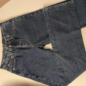 Mörkblå jeans från HOPE - Världens snyggaste mörka raka jeans från HOPE som tyvärr aldrig kommit till användning då de är för små. Modellen heter rush str 27 (34/36). Nypris: 1200kr