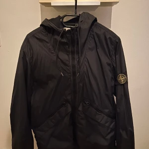 Säljer min stone island jacka  - Hej säljer min stone island jacka då den är för lite köpte den på merch Sweden för ett tag sen