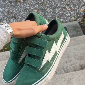 Revenge x storm  - Säljer ett par fräscha Revenge x storm i storlek 42.  Skicket på skorna är 7/10   Priset kan duskuteras vid snabb affär   Dm för mer frågor    Skorna nya ligger runt 2000kr  Mvh melvin