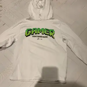 Säljer denna coola gamer hoodie från H&M. Den är i storlek 146-152/10-12y. Tyvärr är denna för liten och kommer inte till användning.