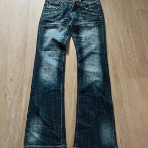 Lågmidjade jeans - Lågmidjade mörkblå jeans! Säljer då de var för stora för mig. Obs: knappen är trasig, så antingen får man ha säkerhetsnål eller en ny knapp