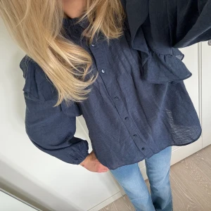 Volangblus  - Supersöt blus från mango med volanger💙 aldrig använd 