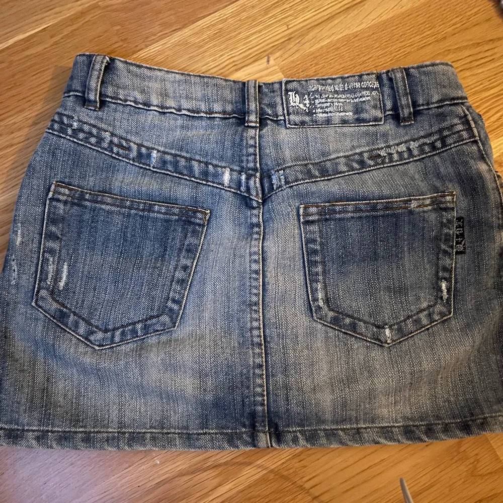 Jättefin jeanskjol som jag köpte för ca ett år sen men använd fåtal gånger ❤️. Shorts.