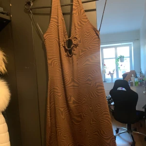 Klänning - Brun sommar klänning kort helt oanvänd