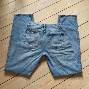 Low waist jeans  - Säljer dessa snygga lågmidjade jeans från Gina Tricot!   I bra skick 👍 Säljer pga att de är lite för små Midjemått rakt över = 38 cm  Innerbenslängden = 79 cm