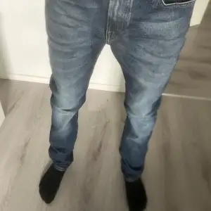 Säljer lee jeans väldigt fint skick storlek 30/32