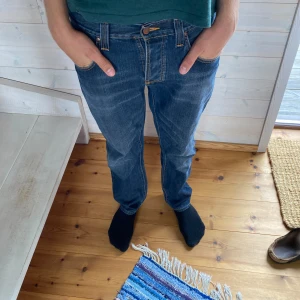 Nudie Jeans  - Nudie Jeans i modellen Sharp Bengt, liknar Gritty Jackson alltså ganska straight. Storleken är W31 L34 men de är uppsydda så skulle säga att de passar dig som brukar ha L 30-32. Skicket är mycket bra. Hlr av dig vid minsta fundering