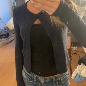 Kofta - Säljer denna kofta då den inte kommer till användning längre. Köpt från Ginatricot och använd några få gånger. I väldigt fint skick💕