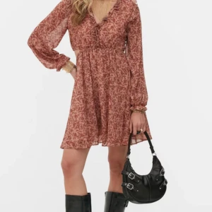 Klänning - Rita Ora klänning i samarbete med Primark. Köpt i Spanien för 2 veckor sedan. Storlek 42 och passar en normal M och ingen stretch. Helt oanvänd med lappar kvar. 