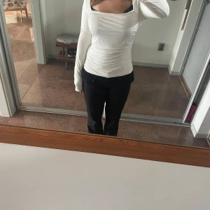 Vit super fin tröja från bikbok - Tröjan köptes för 400kr och säljs för 200kr. Den är använd en gång och är i storlek s 