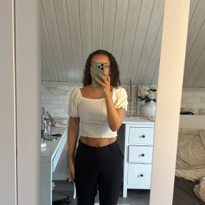 Naturvit topp - Jättefin sommartopp som går att använda både normalt och som offshoulder. Köptes på Gina Tricot och är i storlek S, knappt använd.