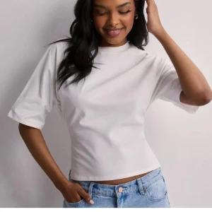 Tie back top nelly - Så fin aldrig använd alla lappar kvar! Säljer då den inte satt fint på mig ❤️ väldigt eftertraktad & slutsåld ( det är alltså den svarta)