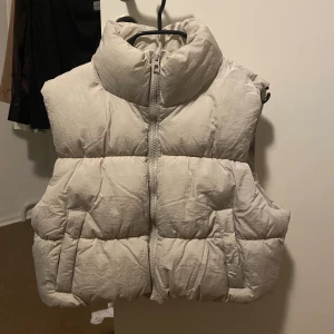 En kroppad väst  - En ljusare Berge väst som är helt oanvänd ( prislappen är kvar). Väldigt fin men har inte hittat ett tillfälle till att använda den. Köpt för 199kr säljer för 150kr (frakt står ni för själva) 