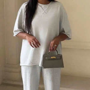 Zara set grå  - Säljer det populära zara set. Knappt använt. Priset tillsammans är 300 . Tröjan är m, byxor är s