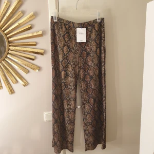 Zara byxor  - nya med prislappen kvar 