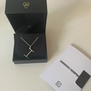 Maria Nilsdotter halsband - Maria Nilsdotter halsband med bokstav I, längd: 45. Endast använd ett fåtal gånger. Har box + kvitto kvar. 💗skriv för fler bilder eller frågor! 