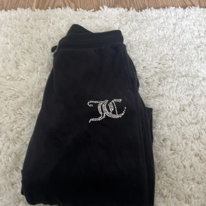  Juicy byxor som ni ser så är det inte den vanliga modellen -  Säljer mina juicy har använt rätt så länge och har blivit för små