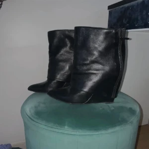 Boots - Super balla svarta läder kilklacks boots!🖤🖤 så coola å snygga till allt!! Skriv privat för fler bilder!